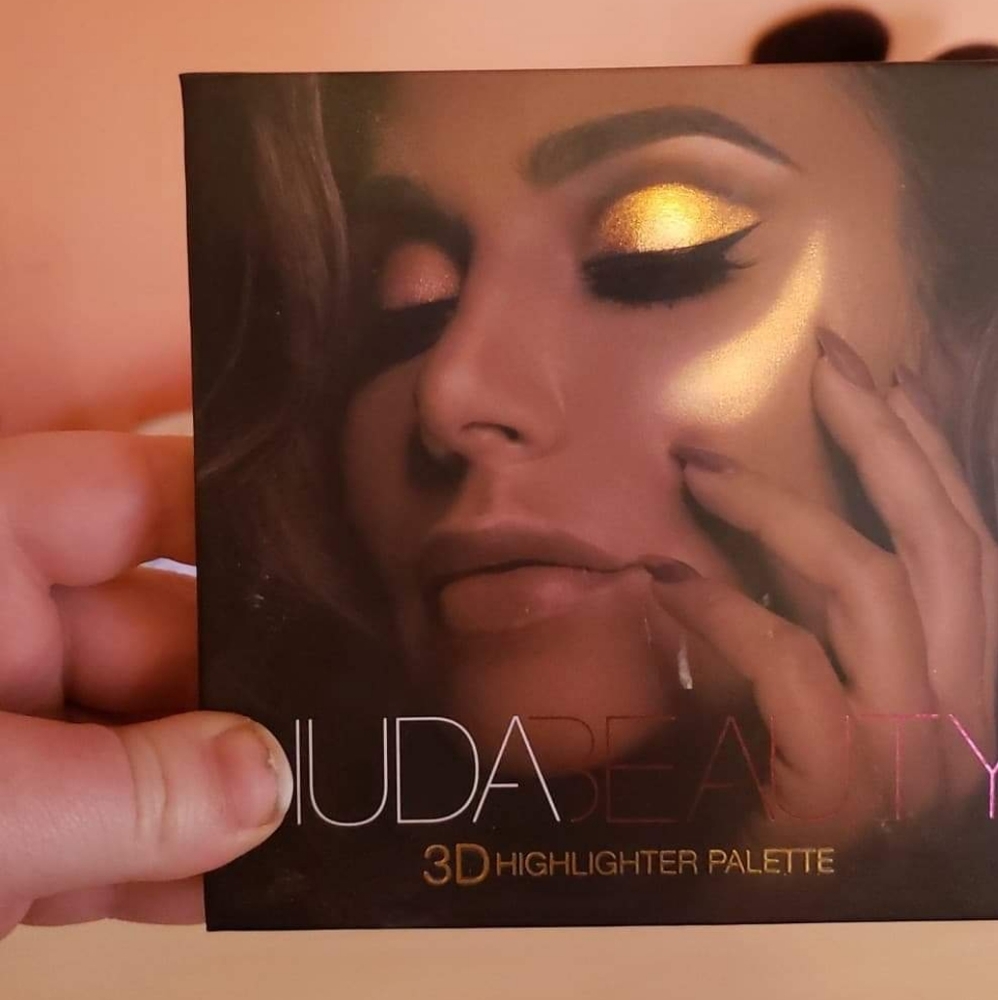 Huda beauty highlighter